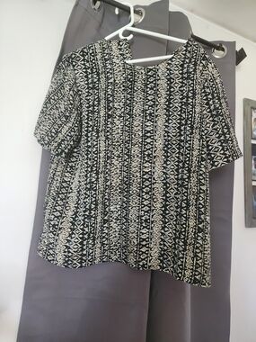 Black & Cream Geometric Short-Sleeve Blouse